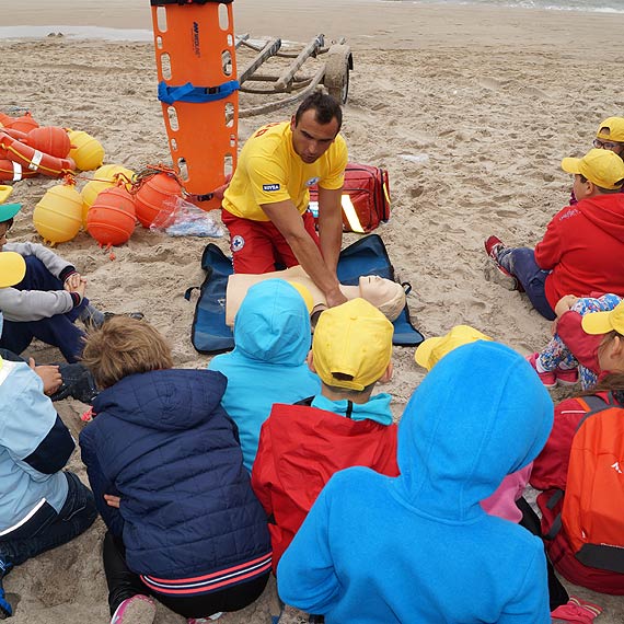 Dzieci ze �l�ska spotka�y si� z mi�dzyzdrojskimi ratownikami. Ju� wiedz� jak si� zachowywa� nad wod�