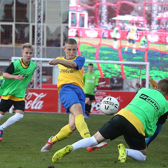 Ch�opcy z Legnicy i dziewcz�ta z �odzi wygrywaj� wielki fina� Coca-Cola Cup