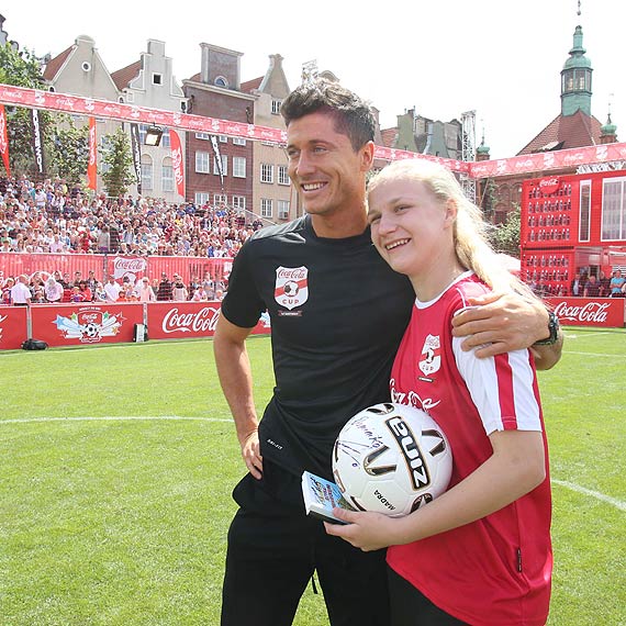 Ch�opcy z Legnicy i dziewcz�ta z �odzi wygrywaj� wielki fina� Coca-Cola Cup
