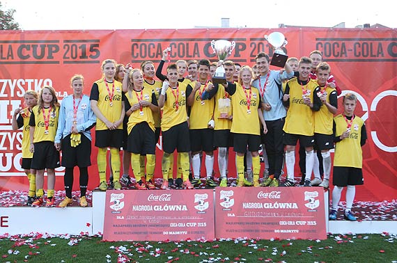 Ch�opcy z Legnicy i dziewcz�ta z �odzi wygrywaj� wielki fina� Coca-Cola Cup