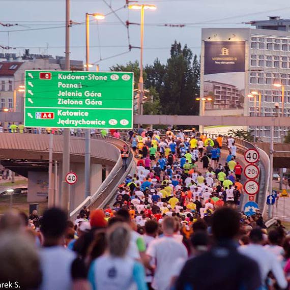 Za nami 3. PKO Nocny Wroc�awski P�maraton. Marek Szyma�ski z Kamienia te� pobieg�