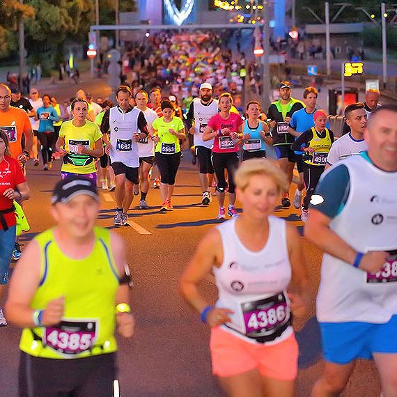 Za nami 3. PKO Nocny Wroc�awski P�maraton. Marek Szyma�ski z Kamienia te� pobieg�