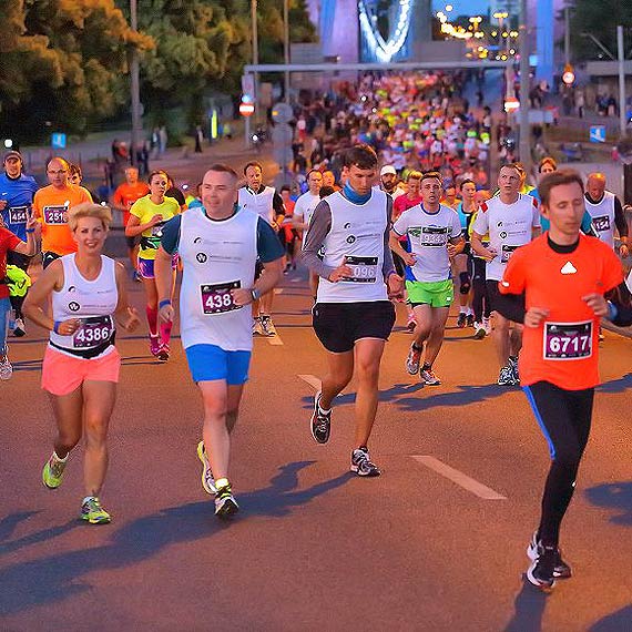 Za nami 3. PKO Nocny Wroc�awski P�maraton. Marek Szyma�ski z Kamienia te� pobieg�