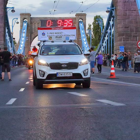 Za nami 3. PKO Nocny Wroc�awski P�maraton. Marek Szyma�ski z Kamienia te� pobieg�