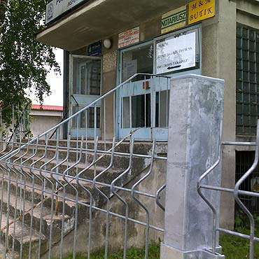 Kamie� Pomorski: P�ot zagrodzi� wej�cie do budynku