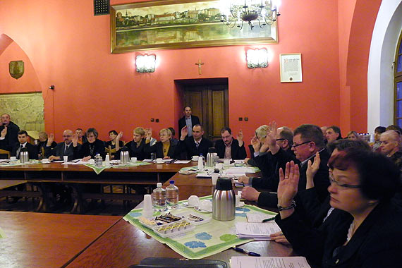 Na sesji rady miejskiej w Kamieniu Pomorskim w dniu 29 czerwca 2015 roku poddany zostanie g�osowaniu projekt ustawy w sprawie nieudzielenia burmistrzowi absolutorium z tytu�u wykonania bud�etu za 2014 rok.