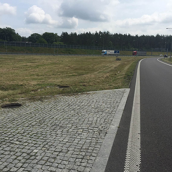 Uwaga! Niezabezpieczone studzienki czyhaj� na kierowc�w!