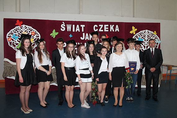 25  czerwca  Gimnazjali�ci ze �wierzna  uroczy�cie zako�czyli swoj� trzyletni� nauk� 