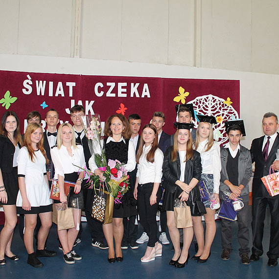 25  czerwca  Gimnazjali�ci ze �wierzna  uroczy�cie zako�czyli swoj� trzyletni� nauk� 