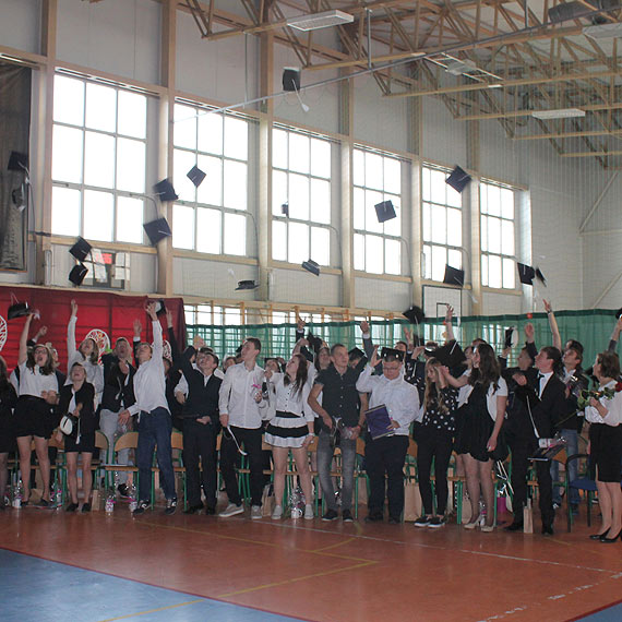 25  czerwca  Gimnazjali�ci ze �wierzna  uroczy�cie zako�czyli swoj� trzyletni� nauk� 