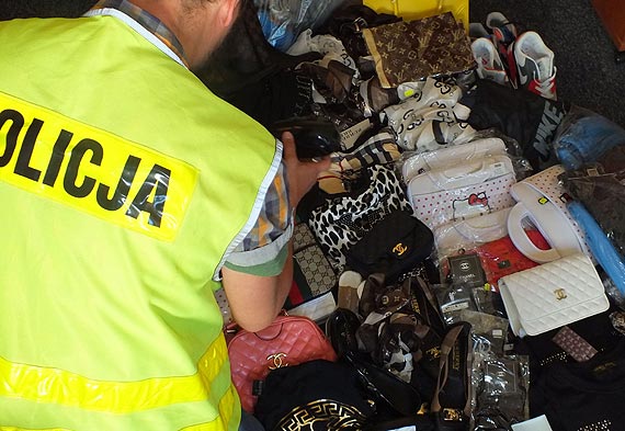 Policjanci zabezpieczyli podr�bki warte prawie 160 tysi�cy z�otych