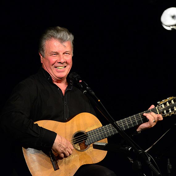 Emilian Kami�ski zaprosi� do rozmowy!