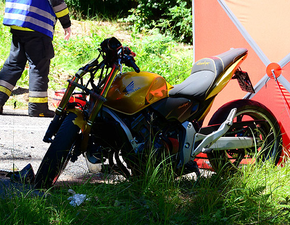 �mier� na drodze. Konaj�cy motocyklista otrzyma� ostatnie namaszczenie od ksi�y