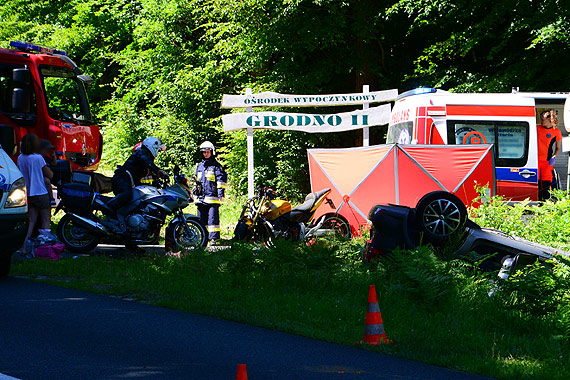 �mier� na drodze. Konaj�cy motocyklista otrzyma� ostatnie namaszczenie od ksi�y