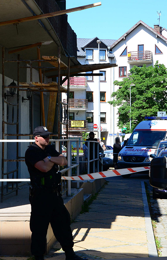 Deski z rusztowania spad�y na id�ce dziewczyny. Jedna z nastolatek nie zd��y�a uciec... Zobacz film!