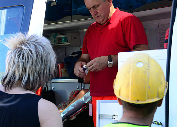 Deski z rusztowania spad�y na id�ce dziewczyny. Jedna z nastolatek nie zd��y�a uciec... Zobacz film!