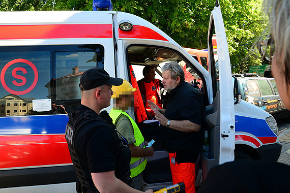 Deski z rusztowania spad�y na id�ce dziewczyny. Jedna z nastolatek nie zd��y�a uciec... Zobacz film!