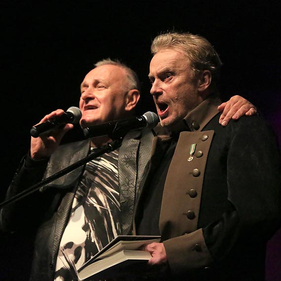 „Wiecz�r kabaretowy Emiliana Kami�skiego”. „Cygan w Polskim – �ycie jest Piosenk�”. Zobacz film!