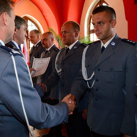 Awanse i wyr�nienia dla kamie�skich policjant�w