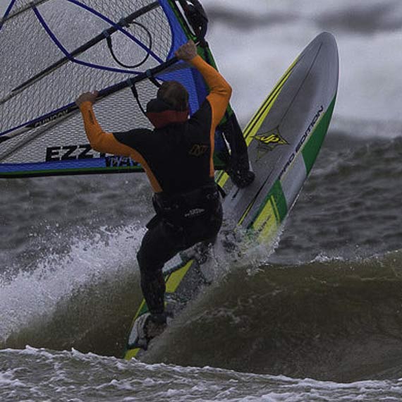 Akcja ratunkowa na Zalewie Kamie�skim. Dw�ch windsurfingowc�w potrzebowa�o pomocy