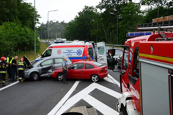Wypadek na krajowej 3. Kierowca renault jecha� pod pr�d?