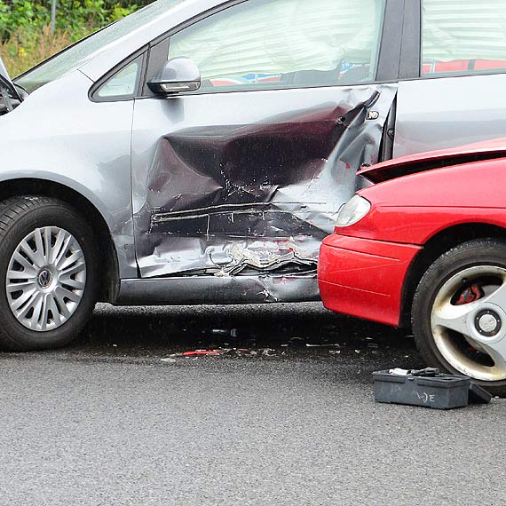 Wypadek na krajowej 3. Kierowca renault jecha� pod pr�d?