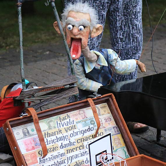 Marionetka dodaje promenadzie u�miechu. Zobacz film!