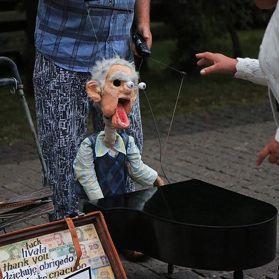 Marionetka dodaje promenadzie u�miechu. Zobacz film!