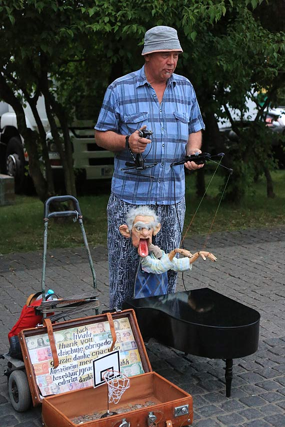 Marionetka dodaje promenadzie u�miechu. Zobacz film!