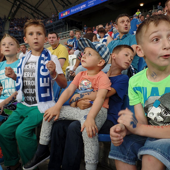 Zawodnicy ze szk�ki pi�karskiej w Kamieniu Pomorskim pojechali na mecz Lech Pozna� – Pogo� Szczecin