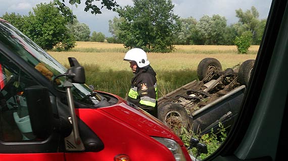 O krok od tragedii. Nissan dachowa� w okolicach Kretlewa
