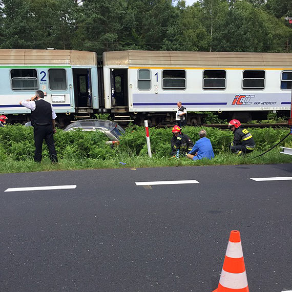 Samoch�d z 2 osobami wpad� pod poci�g! Wszystko wydarzy�o si� za Mi�dzyzdrojami. Zobacz film!