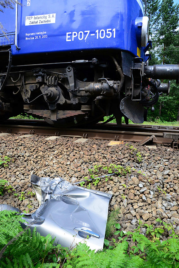 Samoch�d z 2 osobami wpad� pod poci�g! Wszystko wydarzy�o si� za Mi�dzyzdrojami. Zobacz film!