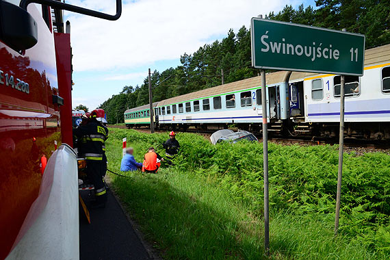 Samoch�d z 2 osobami wpad� pod poci�g! Wszystko wydarzy�o si� za Mi�dzyzdrojami. Zobacz film!