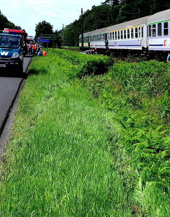 Samoch�d z 2 osobami wpad� pod poci�g! Wszystko wydarzy�o si� za Mi�dzyzdrojami. Zobacz film!