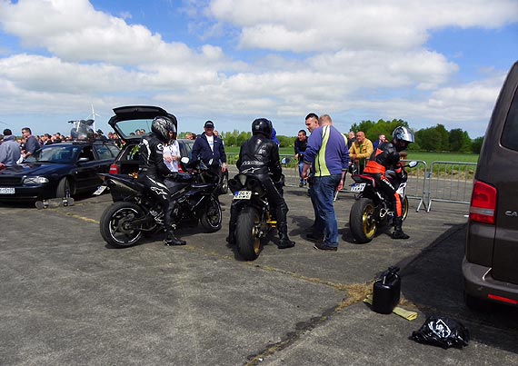 II Zawody Kamie�skiego Klubu Motoryzacyjnego na 1/4 mili �niatowie