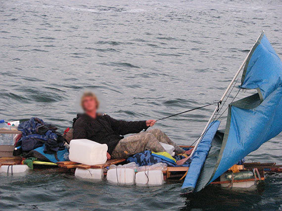 Dryfowa� na prowizorycznej tratwie niedaleko �winouj�cia. Zosta� uratowany przez Stra� Graniczn�