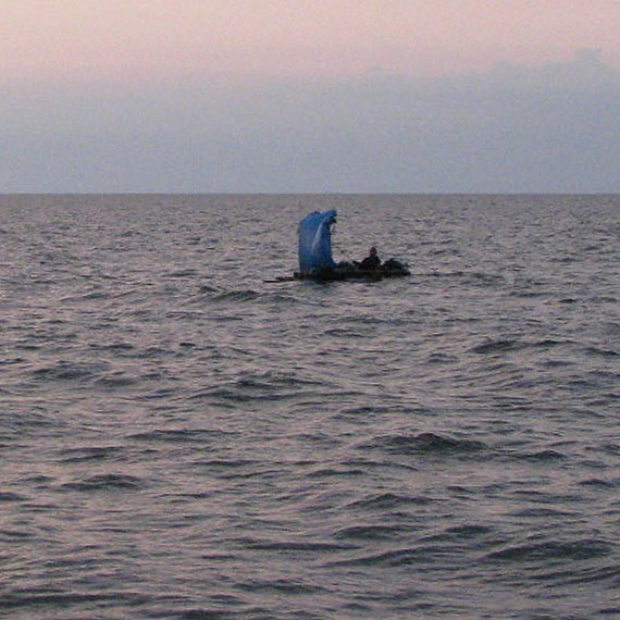 Dryfowa� na prowizorycznej tratwie niedaleko �winouj�cia. Zosta� uratowany przez Stra� Graniczn�