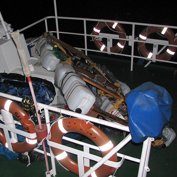 Dryfowa� na prowizorycznej tratwie niedaleko �winouj�cia. Zosta� uratowany przez Stra� Graniczn�