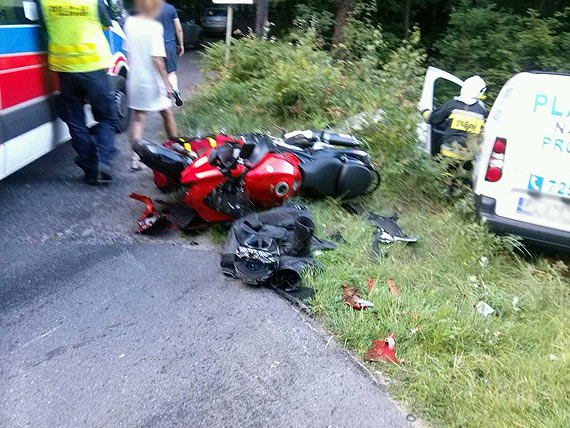 Wyprzedza� na zakr�cie. To ju� kolejny wypadek motocyklisty ko�o Grodna II. Motocyklista zosta� przetransportowany do szpitala w Szczecinie