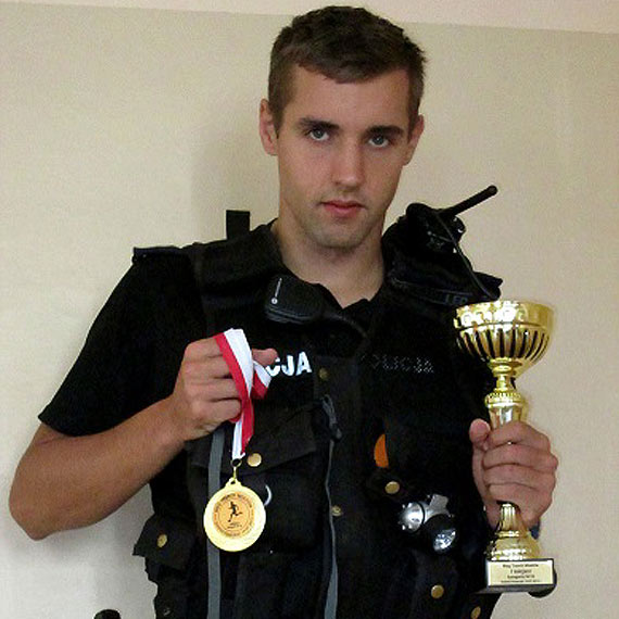 Policjant z Mi�dzyzdroj�w Dawid Bia�ek na podium podczas ''Biegu Trzech Most�w'' 