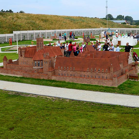 W Międzyzdrojach wybudowano zamek z… Malborka