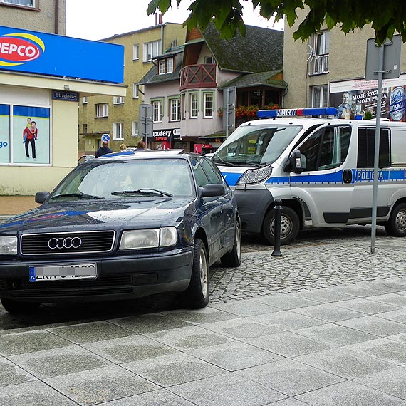 Kolizja przed kamie�skim Ratuszem