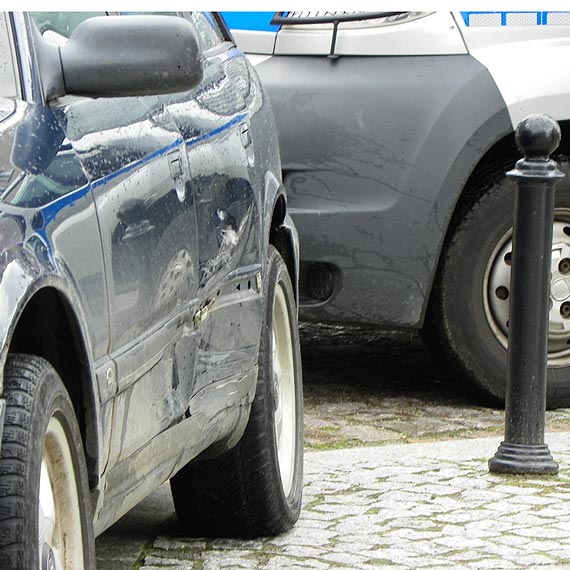 Kolizja przed kamie�skim Ratuszem