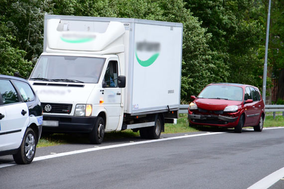 Kierowca si� zagapi�. Postanowi� cofn�� auto