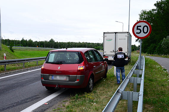 Kierowca si� zagapi�. Postanowi� cofn�� auto