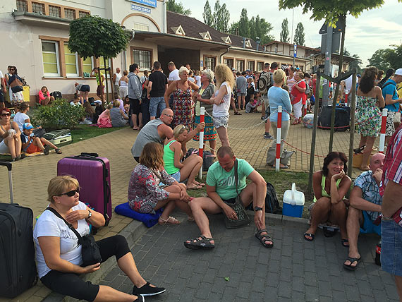 Wykolei� si� poci�g towarowy. Podr�ni w�ciekli. Zobacz film z dworca w Mi�dzyzdrojach!