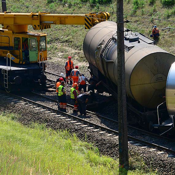 Podr�ni czekaj� na odblokowanie toru. Zobacz film!