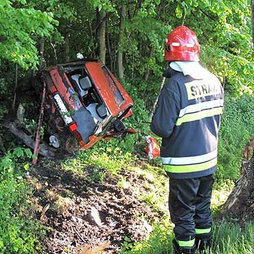 Kierowca suzuki straci� panowanie nad kierownic�. Rannego zabra� �mig�owiec