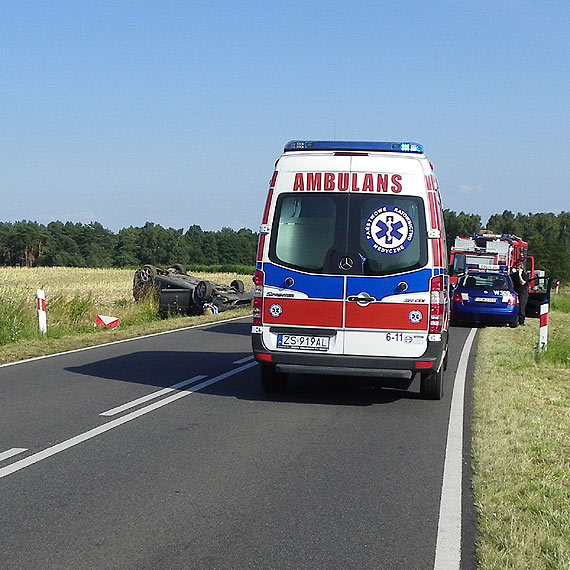 Samoch�d z czteroosobow� rodzin� dachowa� pod �niatowem. Cudem nikomu nic si� nie sta�o